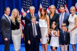 Ông DONALD TRUMP dạy con trai đánh bạc như thế nào?